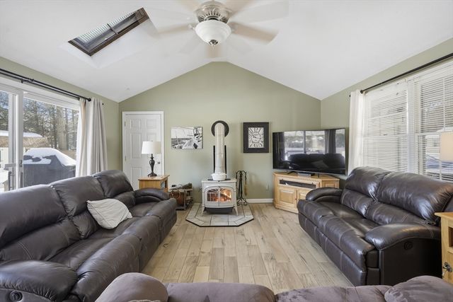 86 Oak Ln, Agawam, MA 01030