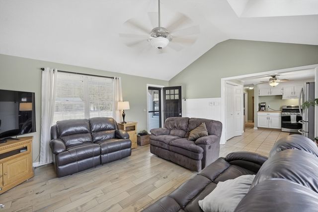86 Oak Ln, Agawam, MA 01030