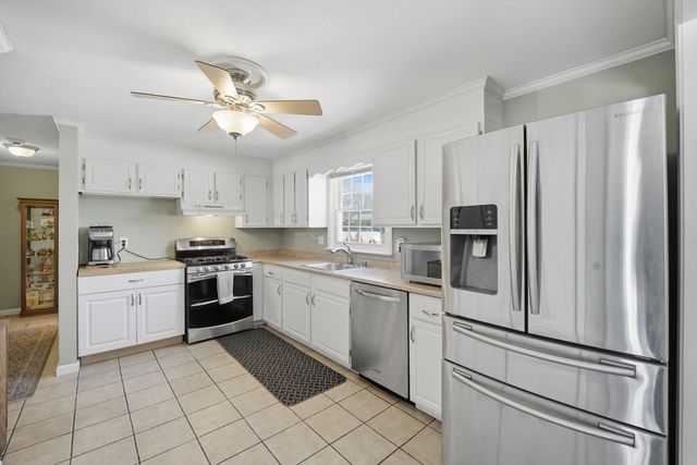 86 Oak Ln, Agawam, MA 01030