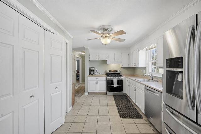 86 Oak Ln, Agawam, MA 01030
