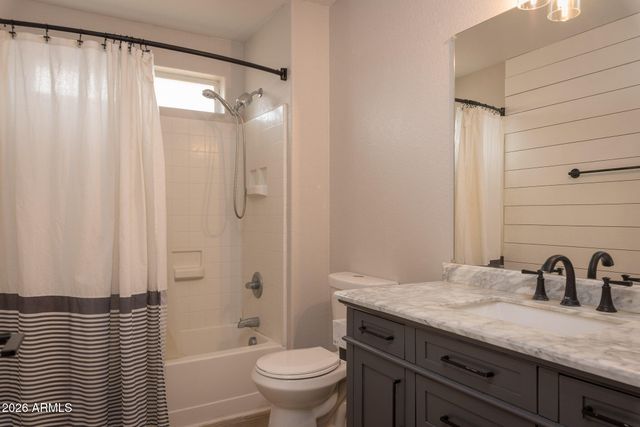 1239 E FREMONT Road, Phoenix, AZ 85042
