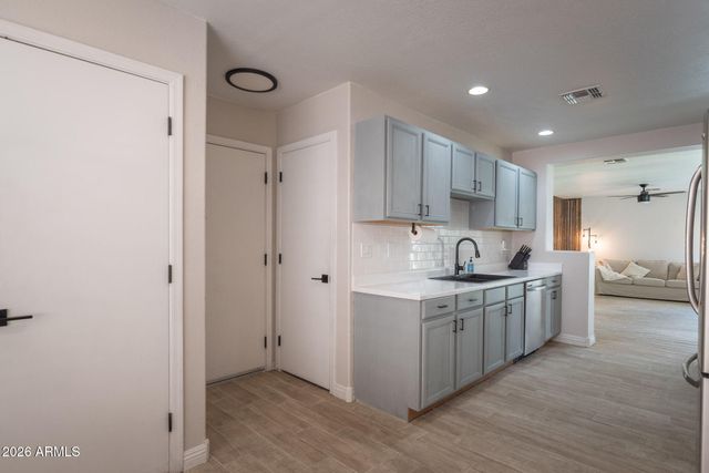 1239 E FREMONT Road, Phoenix, AZ 85042