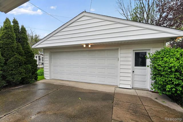 516 W Washington Street, Howell, MI 48843