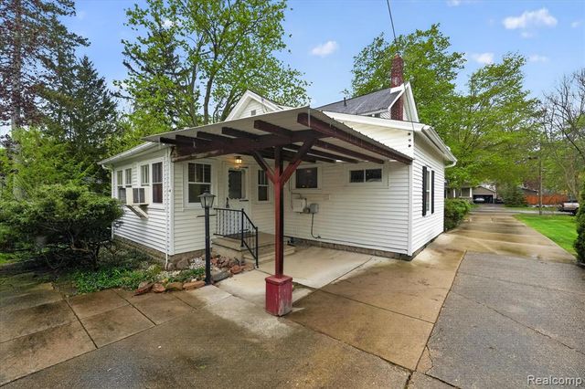 516 W Washington Street, Howell, MI 48843