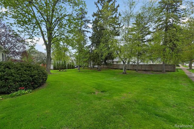 516 W Washington Street, Howell, MI 48843