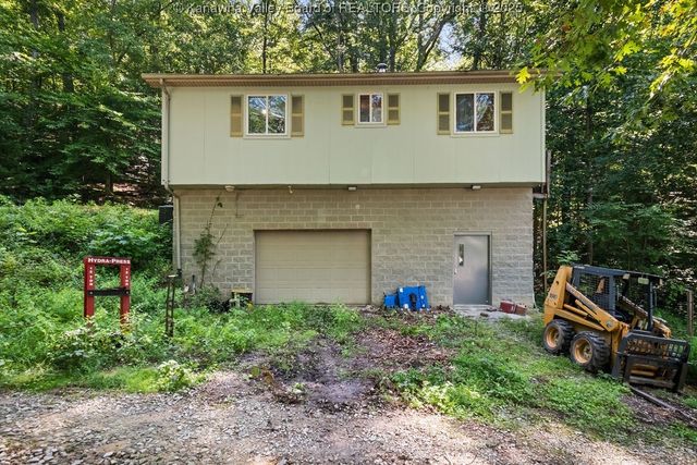 345 Meda Lane, Elkview, WV 25071