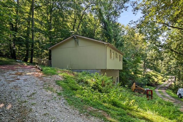 345 Meda Lane, Elkview, WV 25071