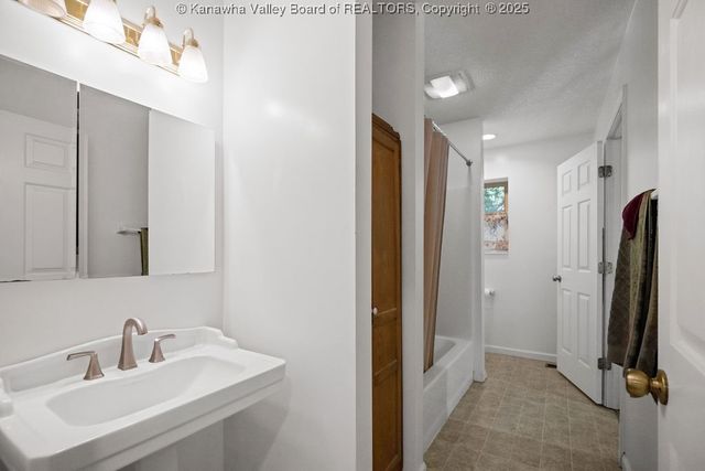 345 Meda Lane, Elkview, WV 25071