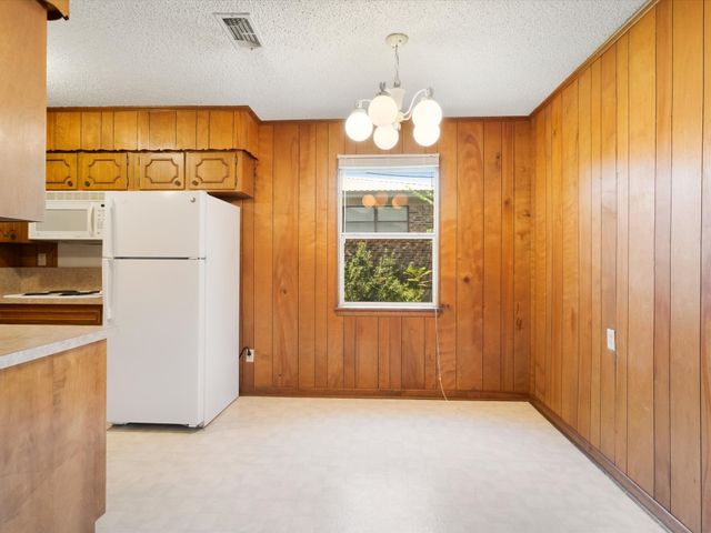 108 W Cunningham Street, Bonham, TX 75418