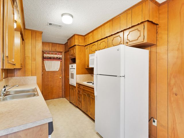 108 W Cunningham Street, Bonham, TX 75418