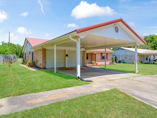 108 W Cunningham Street, Bonham, TX 75418
