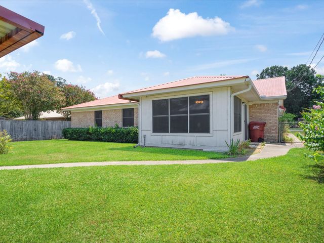 108 W Cunningham Street, Bonham, TX 75418