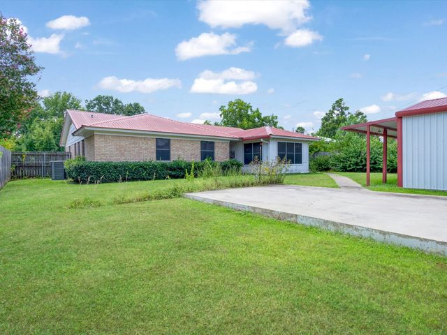 108 W Cunningham Street, Bonham, TX 75418