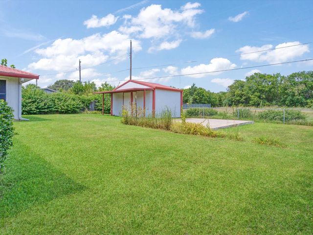 108 W Cunningham Street, Bonham, TX 75418