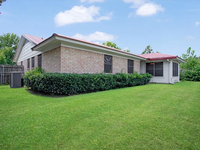 108 W Cunningham Street, Bonham, TX 75418