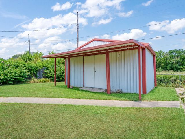 108 W Cunningham Street, Bonham, TX 75418