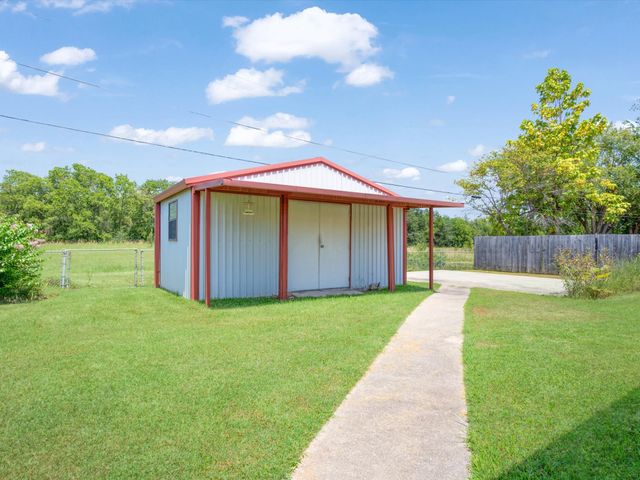 108 W Cunningham Street, Bonham, TX 75418