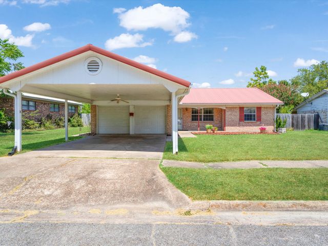 108 W Cunningham Street, Bonham, TX 75418