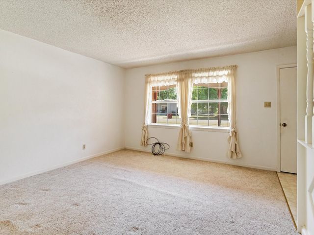 108 W Cunningham Street, Bonham, TX 75418