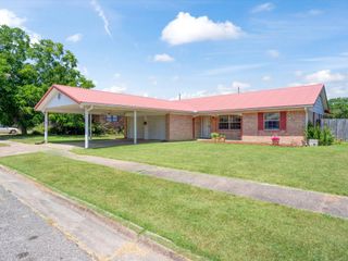108 W Cunningham Street, Bonham, TX 75418