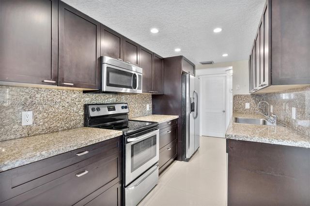 3860 NE 170th St 205, North Miami Beach, FL 33160