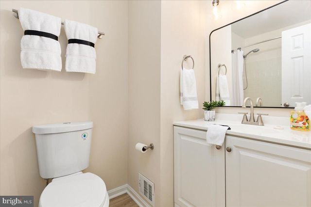 904 OLD RIVER WAY CT, Sterling, VA 20164