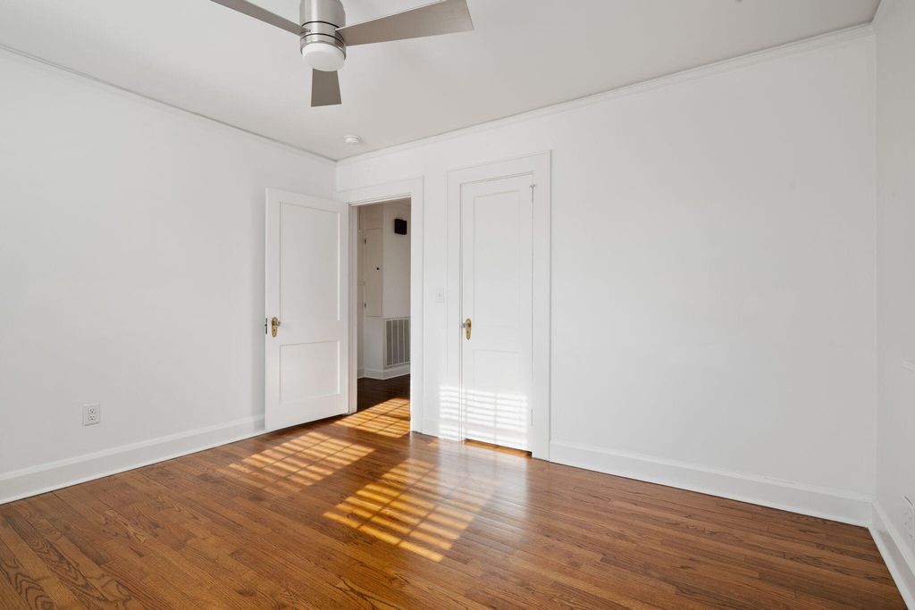 Image 10 of property listing at 66 Avondale Avenue, Charleston, SC 29407