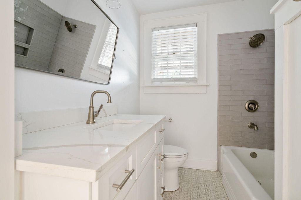 Image 11 of property listing at 66 Avondale Avenue, Charleston, SC 29407