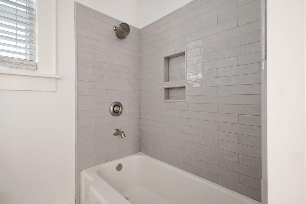 Image 12 of property listing at 66 Avondale Avenue, Charleston, SC 29407