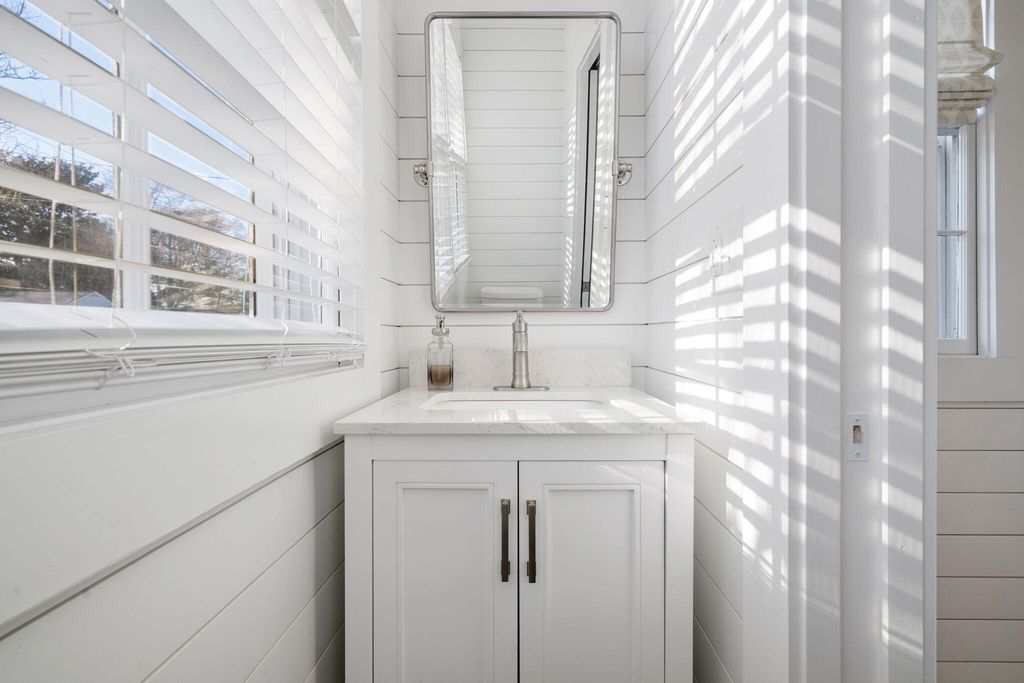 Image 15 of property listing at 66 Avondale Avenue, Charleston, SC 29407