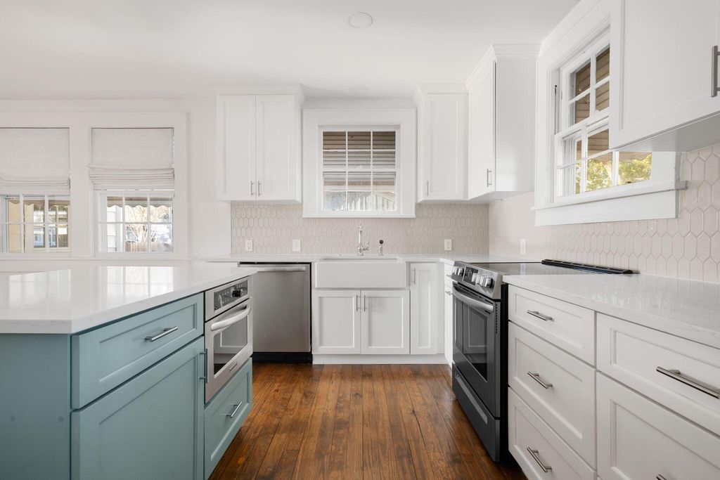 Image 6 of property listing at 66 Avondale Avenue, Charleston, SC 29407