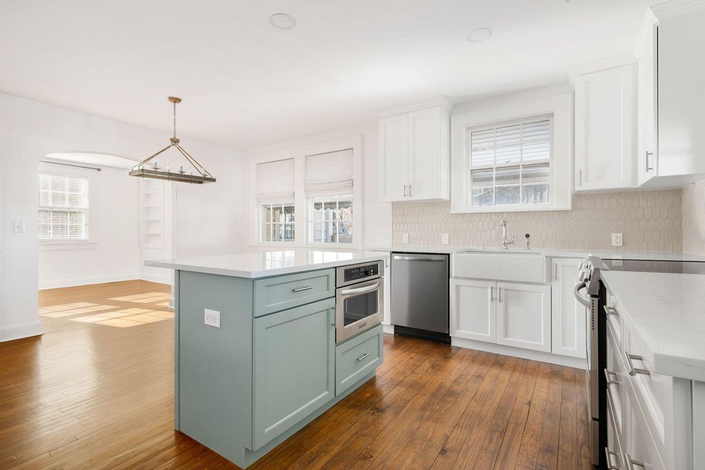 Image 7 of property listing at 66 Avondale Avenue, Charleston, SC 29407