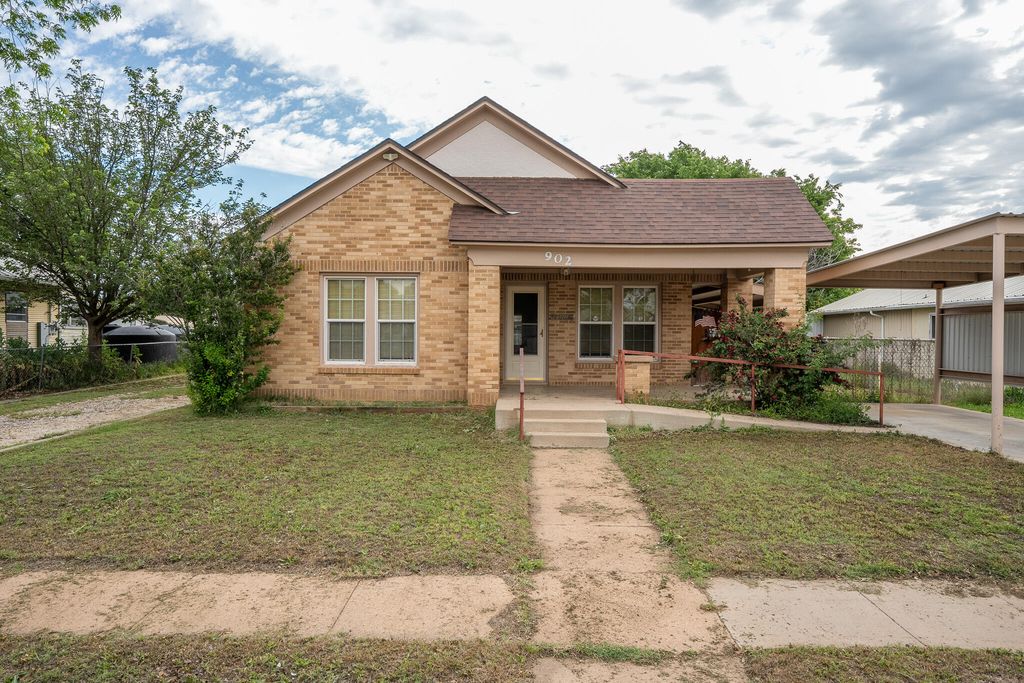 Image 1 of property listing at 902 N 10th Street, Ballinger, TX 76821