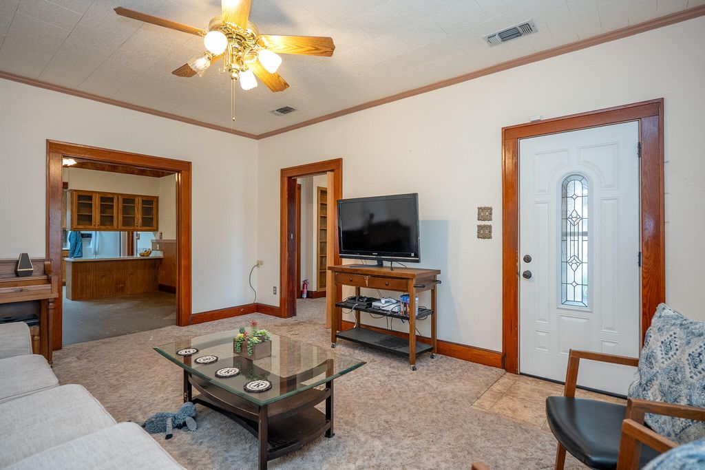Image 10 of property listing at 902 N 10th Street, Ballinger, TX 76821