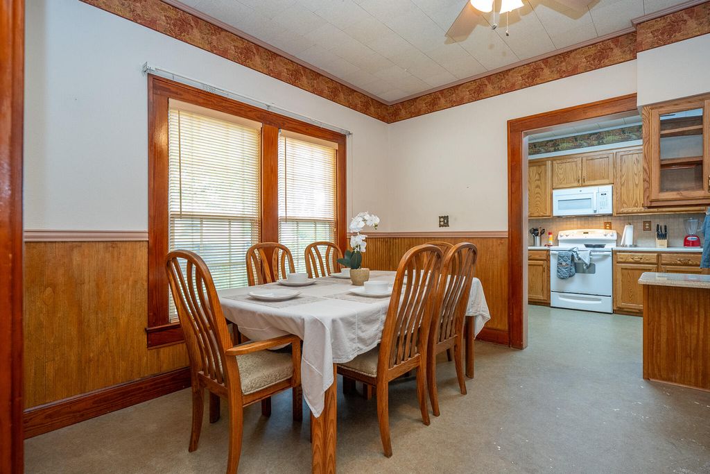 Image 11 of property listing at 902 N 10th Street, Ballinger, TX 76821
