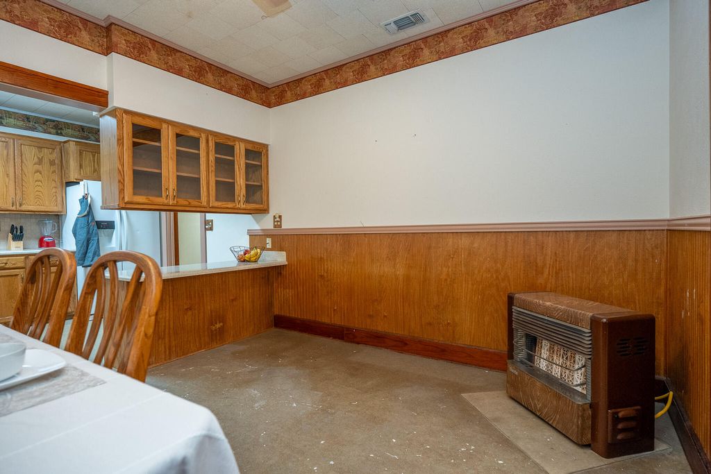 Image 12 of property listing at 902 N 10th Street, Ballinger, TX 76821
