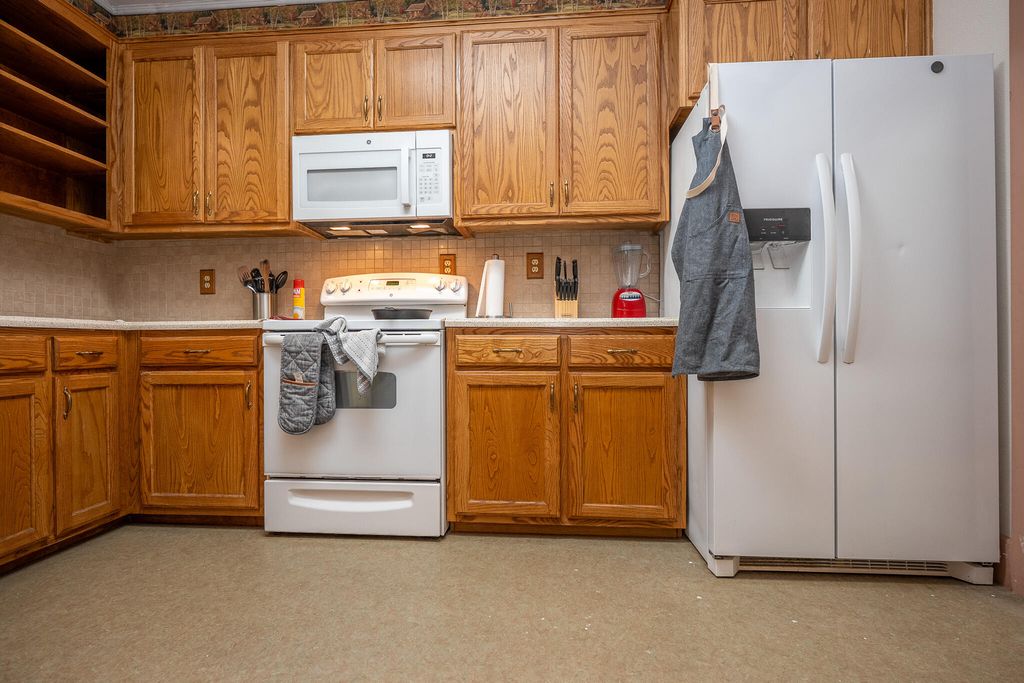 Image 13 of property listing at 902 N 10th Street, Ballinger, TX 76821