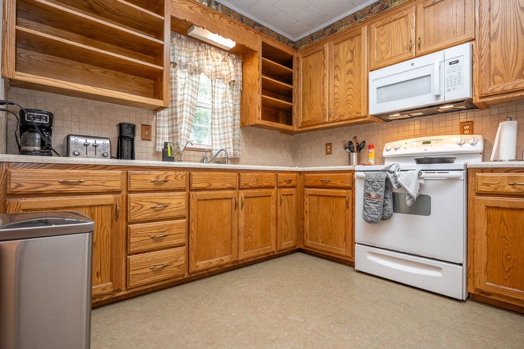 Image 14 of property listing at 902 N 10th Street, Ballinger, TX 76821