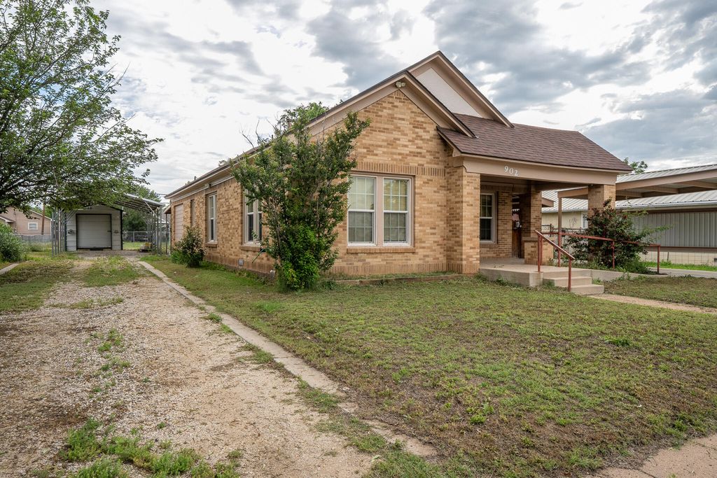 Image 2 of property listing at 902 N 10th Street, Ballinger, TX 76821