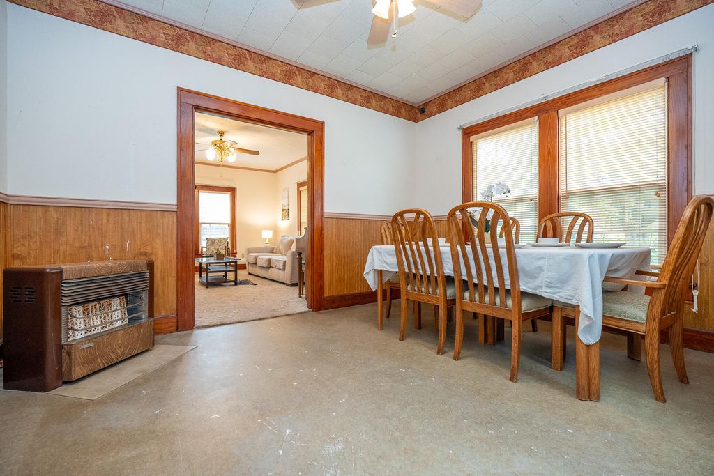 Image 21 of property listing at 902 N 10th Street, Ballinger, TX 76821