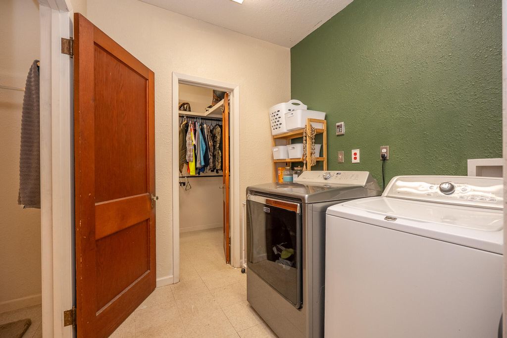 Image 27 of property listing at 902 N 10th Street, Ballinger, TX 76821