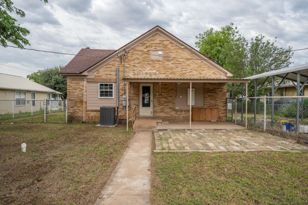 Image 29 of property listing at 902 N 10th Street, Ballinger, TX 76821