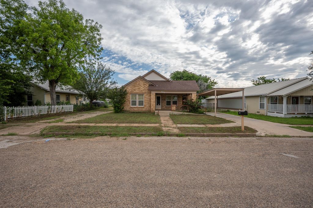 Image 3 of property listing at 902 N 10th Street, Ballinger, TX 76821