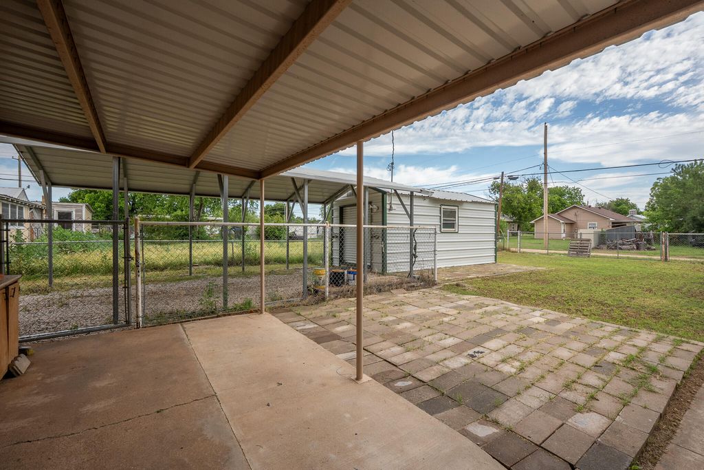 Image 30 of property listing at 902 N 10th Street, Ballinger, TX 76821