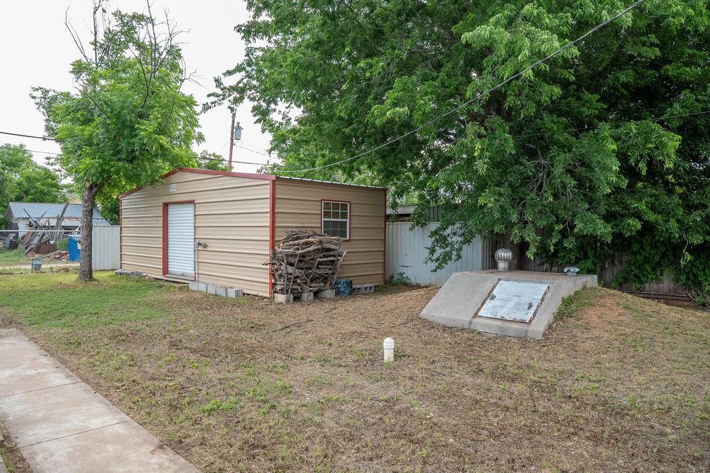 Image 31 of property listing at 902 N 10th Street, Ballinger, TX 76821
