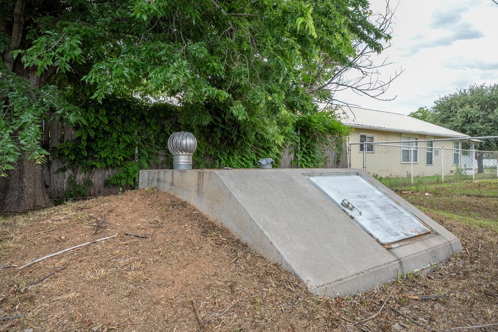 Image 32 of property listing at 902 N 10th Street, Ballinger, TX 76821