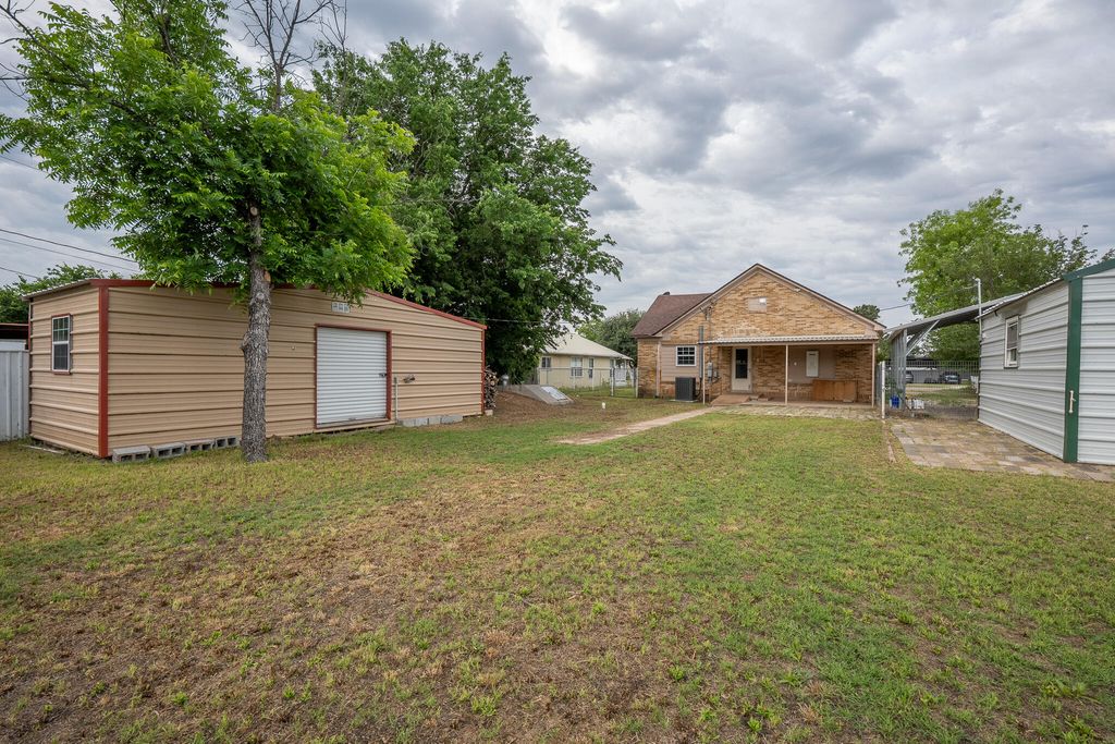Image 34 of property listing at 902 N 10th Street, Ballinger, TX 76821