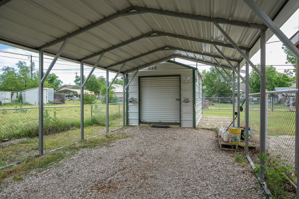 Image 35 of property listing at 902 N 10th Street, Ballinger, TX 76821
