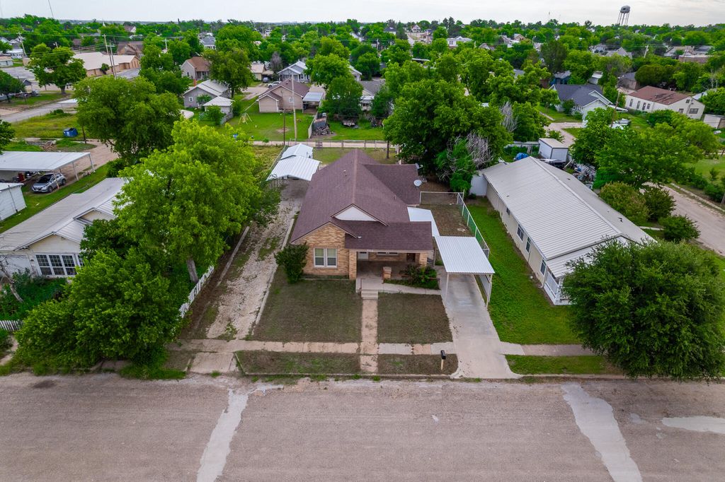Image 36 of property listing at 902 N 10th Street, Ballinger, TX 76821