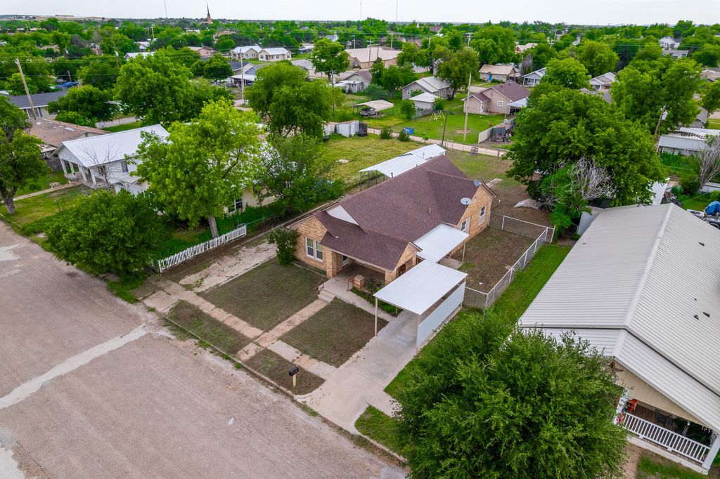 Image 37 of property listing at 902 N 10th Street, Ballinger, TX 76821